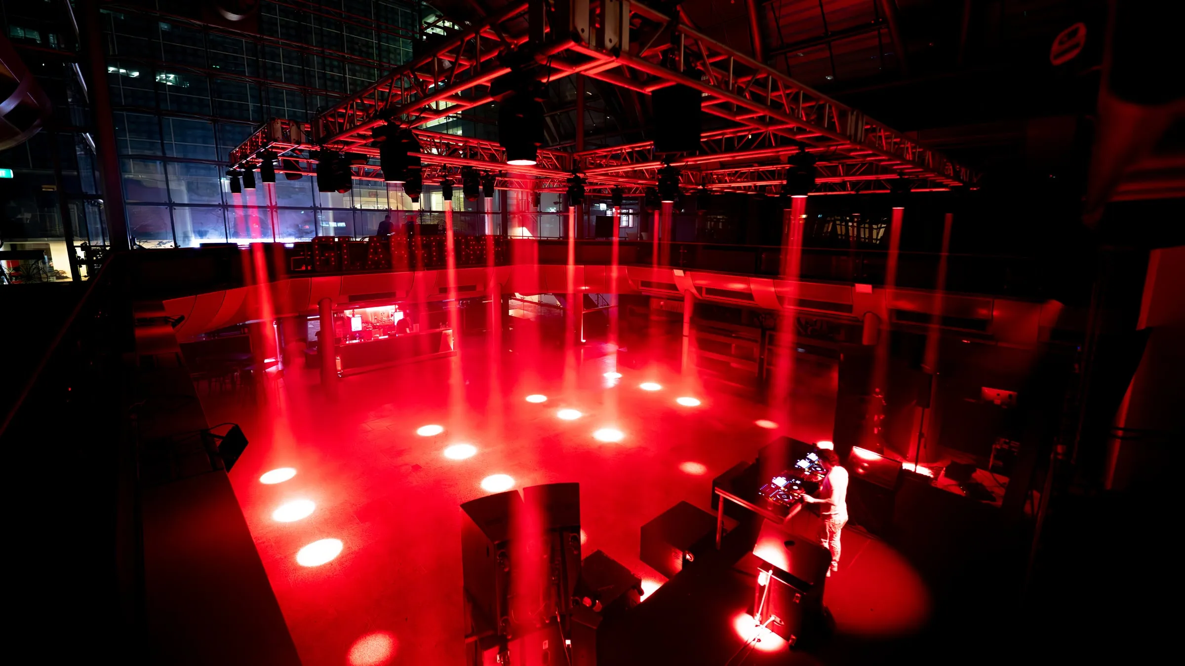 The Glass Dome before doors, the rig lit red, the X on the screen at the far end
