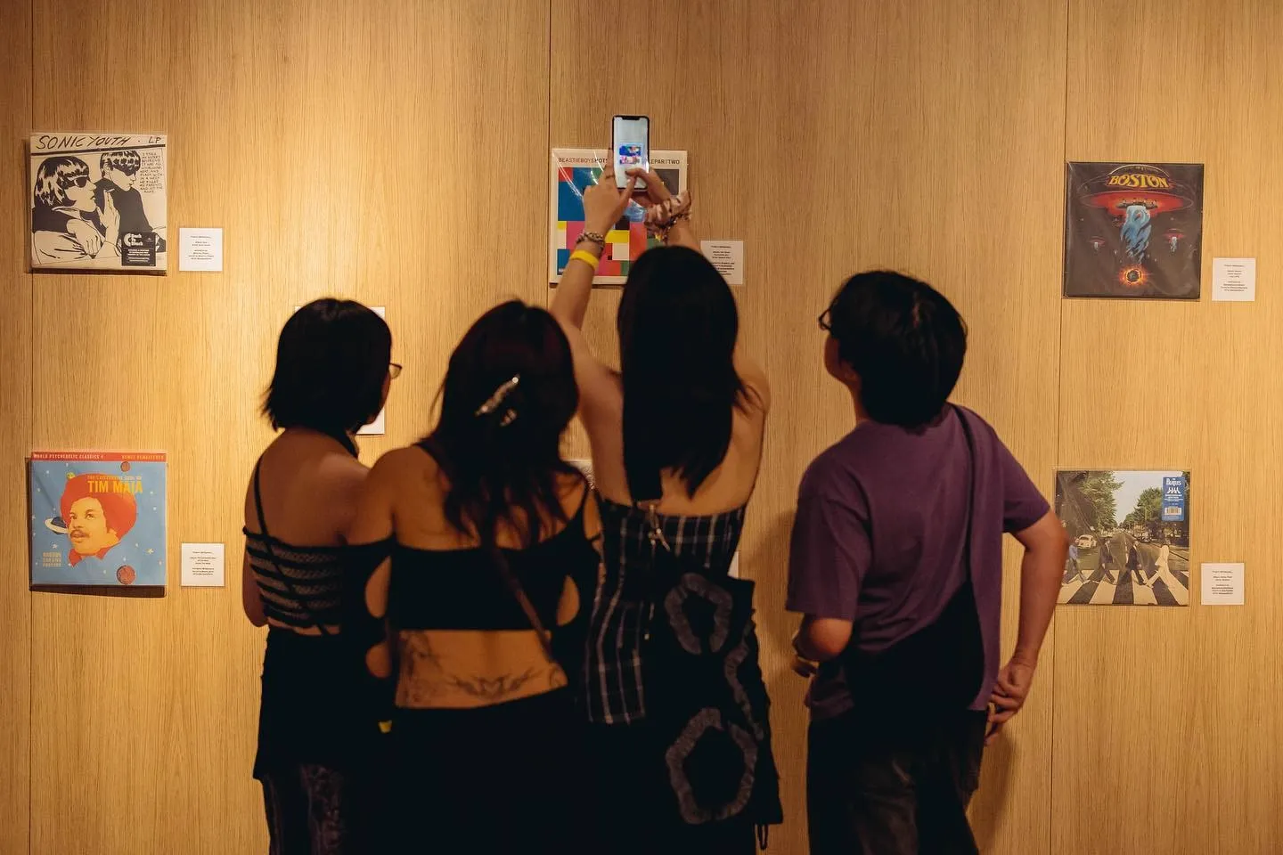 Guests at the record wall, phones up